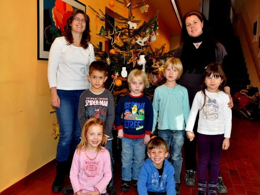 Mit viel Freude schmückten die Kinder vom Kinderhaus den Christbaum im Gemeindeamt. Mit viel Freude schmückten die Kinder vom Kinderhaus den Christbaum im Gemeindeamt.