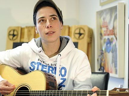 Christine Hödl darf sich freuen - für ihr Debütalbum gab es binnen kurzer Zeit Gold Christine Hödl darf sich freuen - für ihr Debütalbum gab es binnen kurzer Zeit Gold