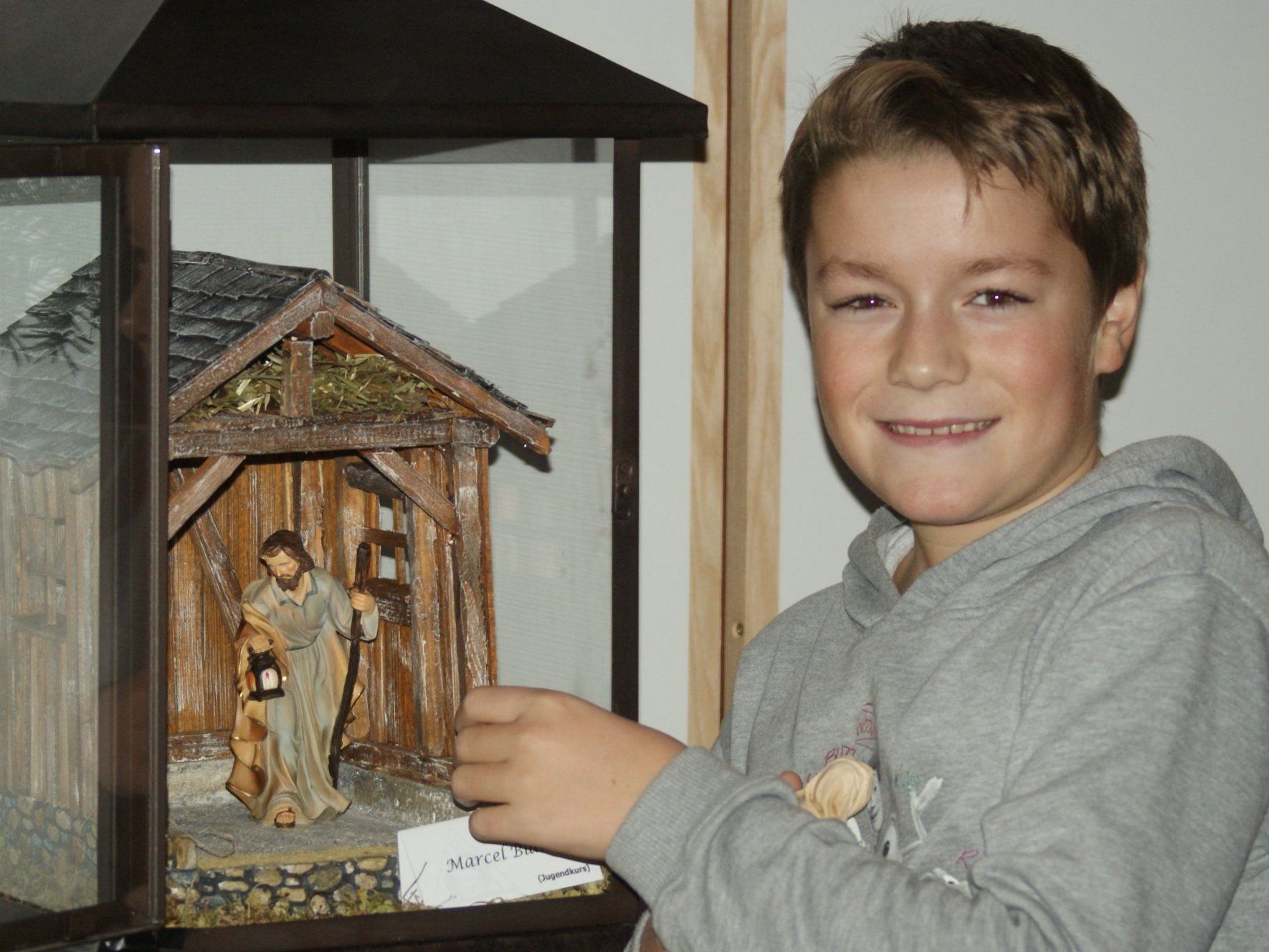 Marcel freut sich über seine ganz eigene Krippe Marcel freut sich über seine ganz eigene Krippe
