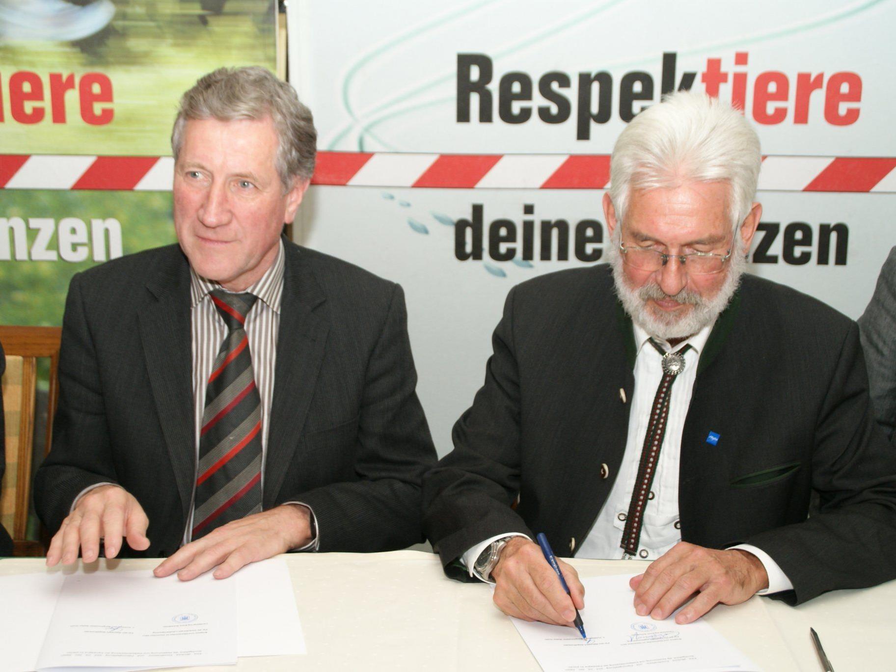 Landesrat Schwärzler und der 1. Vorsitzende des Naturparks Nagelfluhkette, Bürgermeister Walter Grath aus Oberstaufen, bei der Vertragsunterzeichnung.