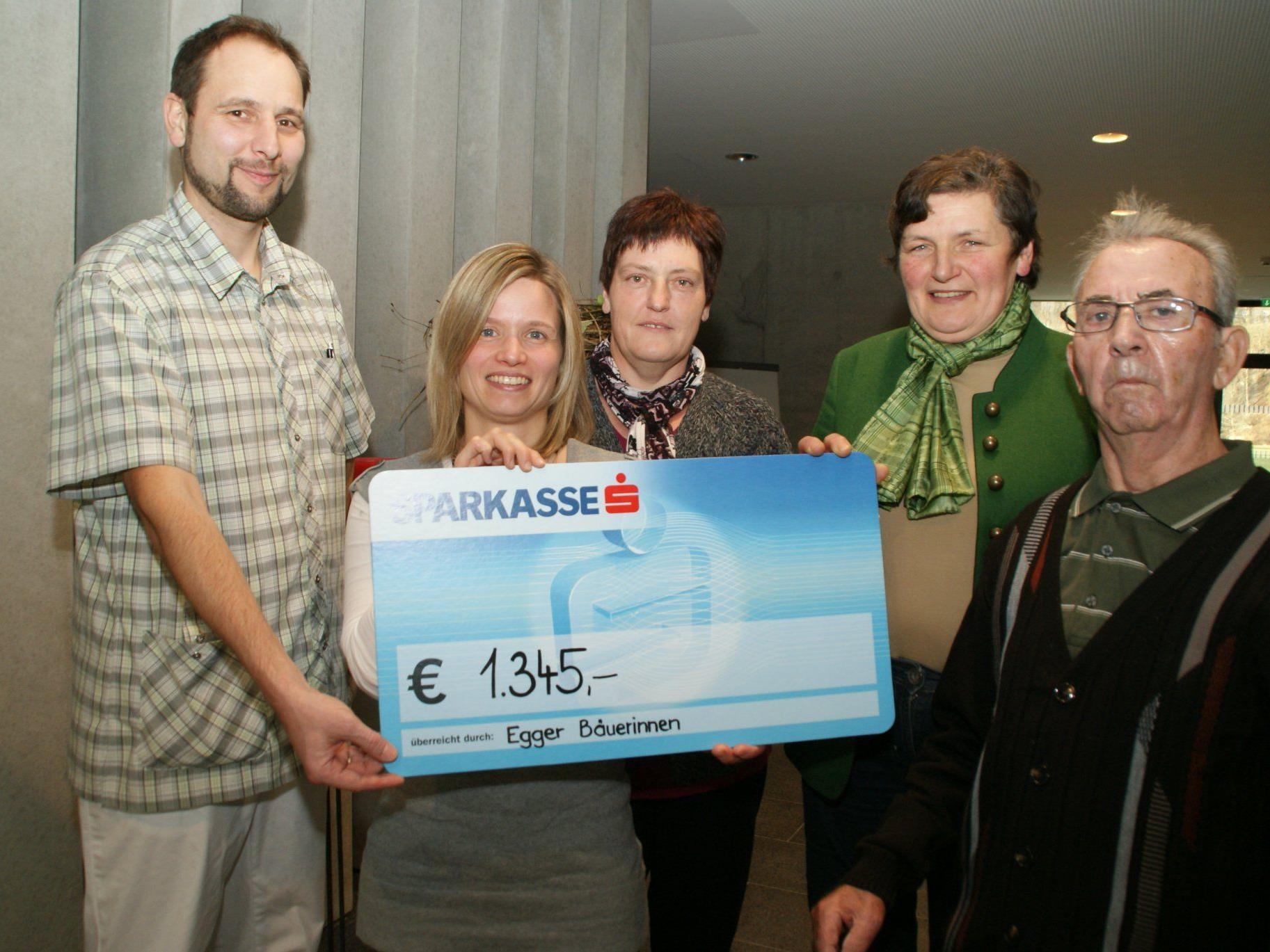 Von links: Johannes Kaserer, Natalie Feurstein, Marianne Flatz, Theresia Scheider und Bewohner Josef. Nicht im Bild: Michaela Schneider.