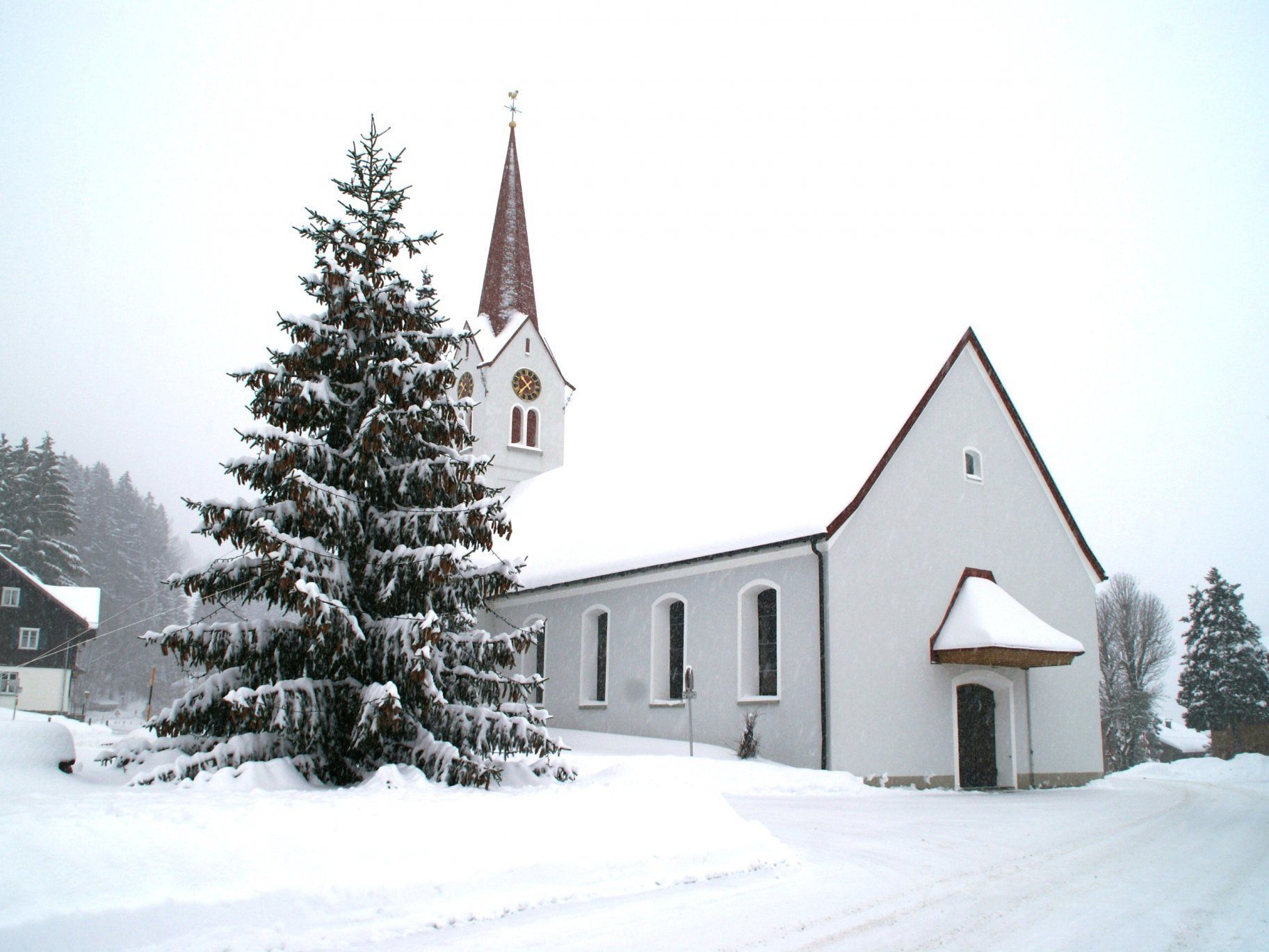 Ein Christbaum mit vielen Tannenzapfen vor der tief verschneiten Pfarrkirche in Sibratsgfäll lässt Weihnachtsstimmung aufkommen. Ein Christbaum mit vielen Tannenzapfen vor der tief verschneiten Pfarrkirche in Sibratsgfäll lässt Weihnachtsstimmung aufkommen.