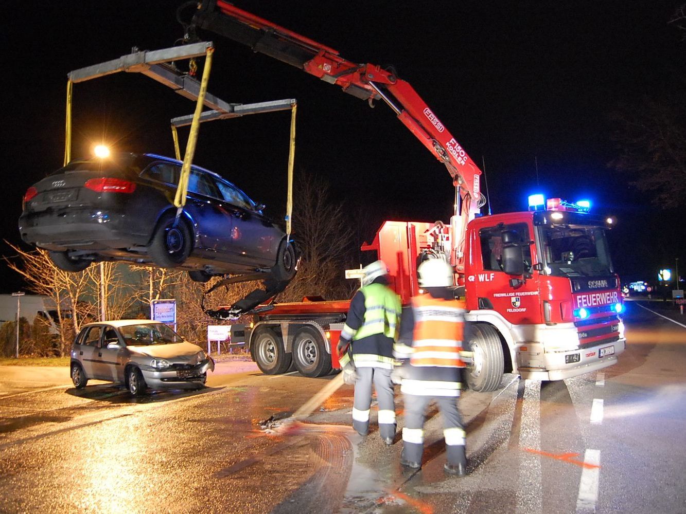 Missachteter Vorrang forderte zwei Verletzte und zwei schwer beschädigte Autos. Missachteter Vorrang forderte zwei Verletzte und zwei schwer beschädigte Autos.
