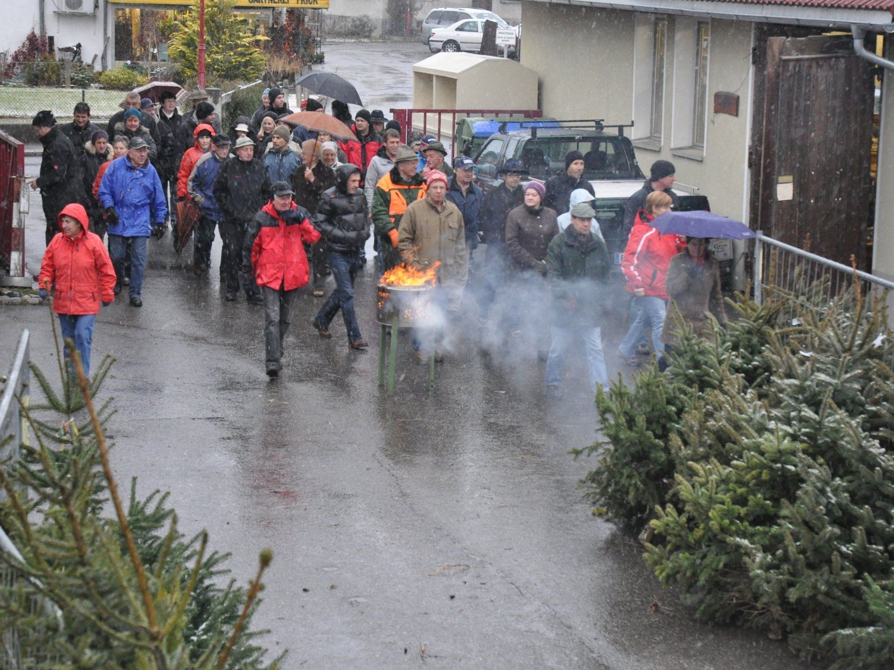 Jeder wünscht sich den schönsten Weihnachtsbaum in seiner Stube. Jeder wünscht sich den schönsten Weihnachtsbaum in seiner Stube.