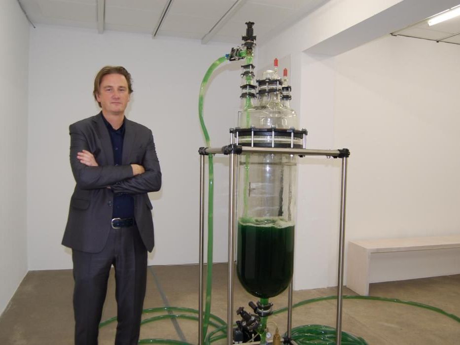 Der Künstler Thomas Feuerstein mit seiner „Manna-Maschine“. Der Künstler Thomas Feuerstein mit seiner „Manna-Maschine“.