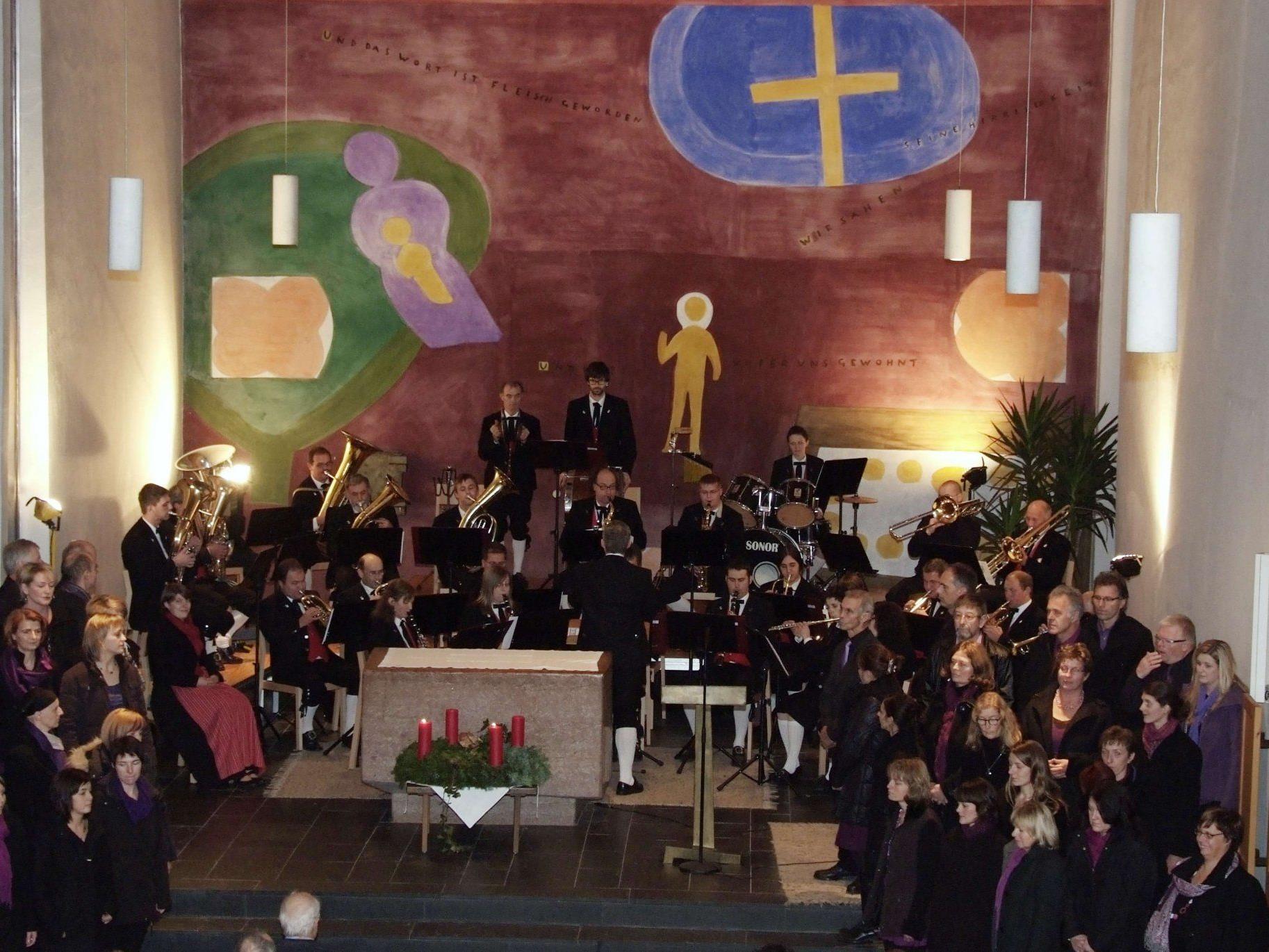 Adventstimmung in der Propsteikirche mit Chor, Blasmusik und Walser Mundart.