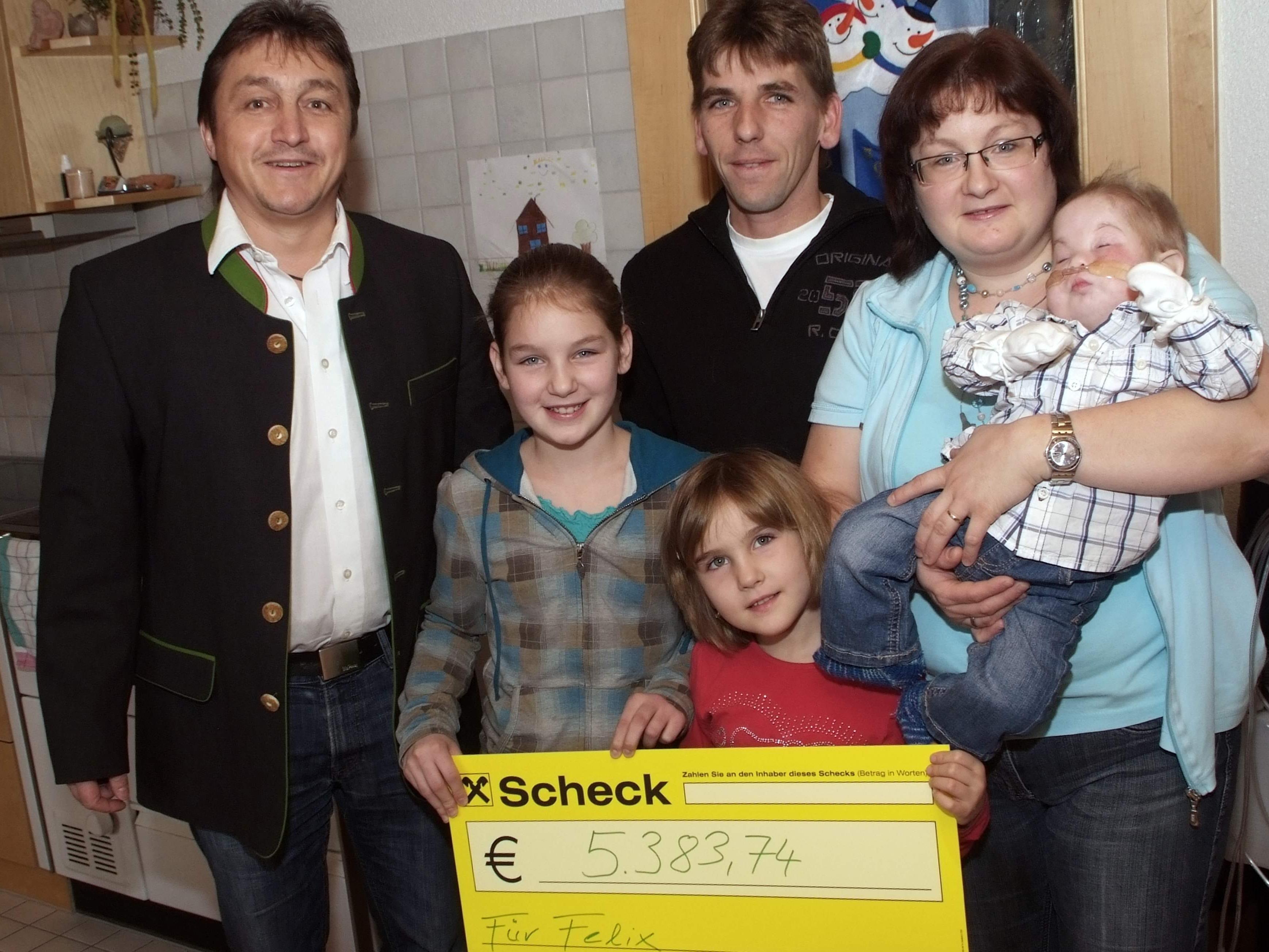 Bürgermeister Werner Konzett spielte „Christkindle“ beim kleinen Felix und seiner Familie.