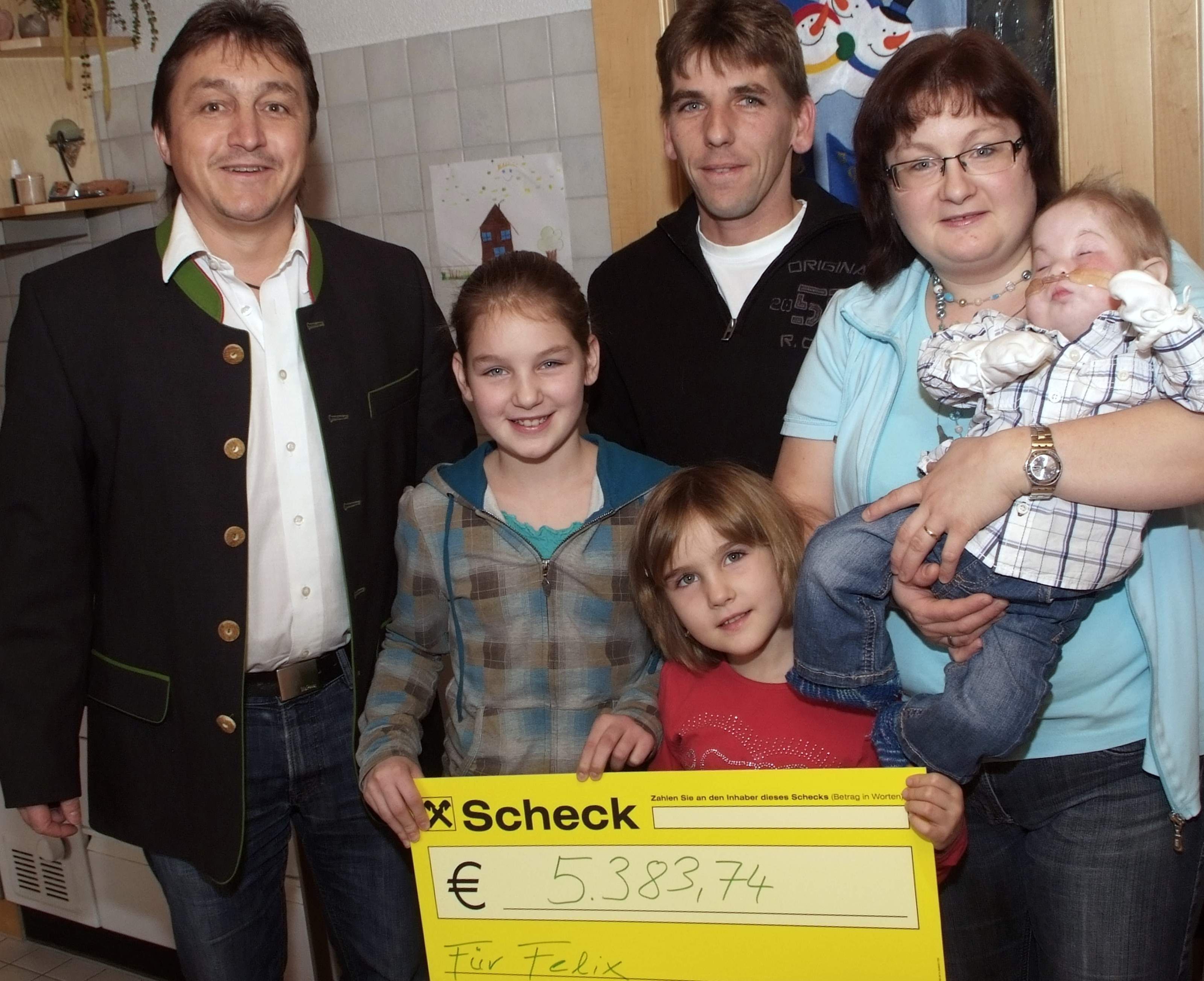 Bürgermeister Werner Konzett spielte „Christkindle“ beim kleinen Felix und seiner Familie. Bürgermeister Werner Konzett spielte „Christkindle“ beim kleinen Felix und seiner Familie.