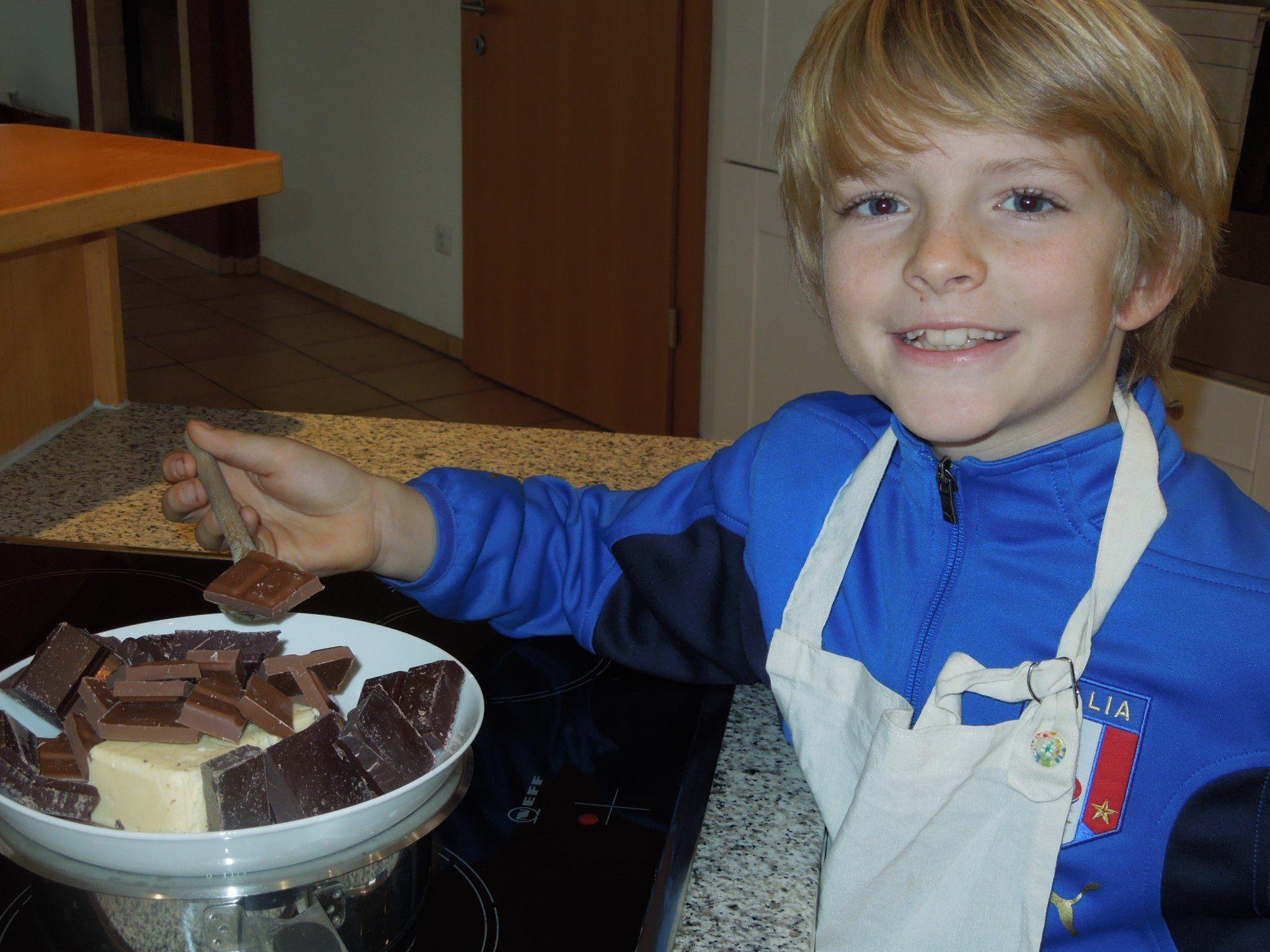Kinderreporter Elijah verrät noch schnell die einfachsten Keksrezepte zum Weihnachtsfest.