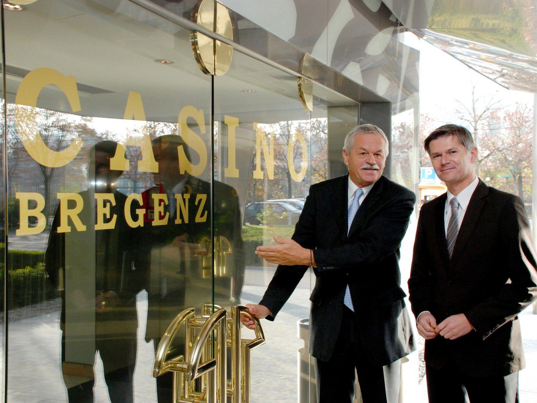 Casino-Direktor Josef Semler übergibt per 1.1.2012 die Geschäfte an seinen Nachfolger Bernhard Moosbrugger. Casino-Direktor Josef Semler übergibt per 1.1.2012 die Geschäfte an seinen Nachfolger Bernhard Moosbrugger.