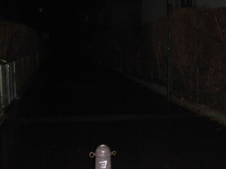 So viel sieht der Passant in etwa am Fritz-Hartl-Weg bei Nacht So viel sieht der Passant in etwa am Fritz-Hartl-Weg bei Nacht