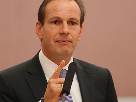FPÖ Klubobmann Dieter Egger mahnt Nulllohnrunde auch für Bürgermeister ein.