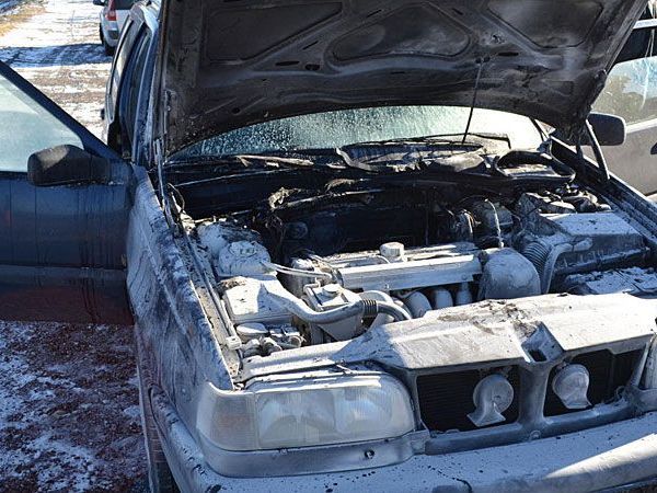 Der Pkw, der im Bezirk Neunkirchen zu brennen begann, erlitt schweren Schaden Der Pkw, der im Bezirk Neunkirchen zu brennen begann, erlitt schweren Schaden