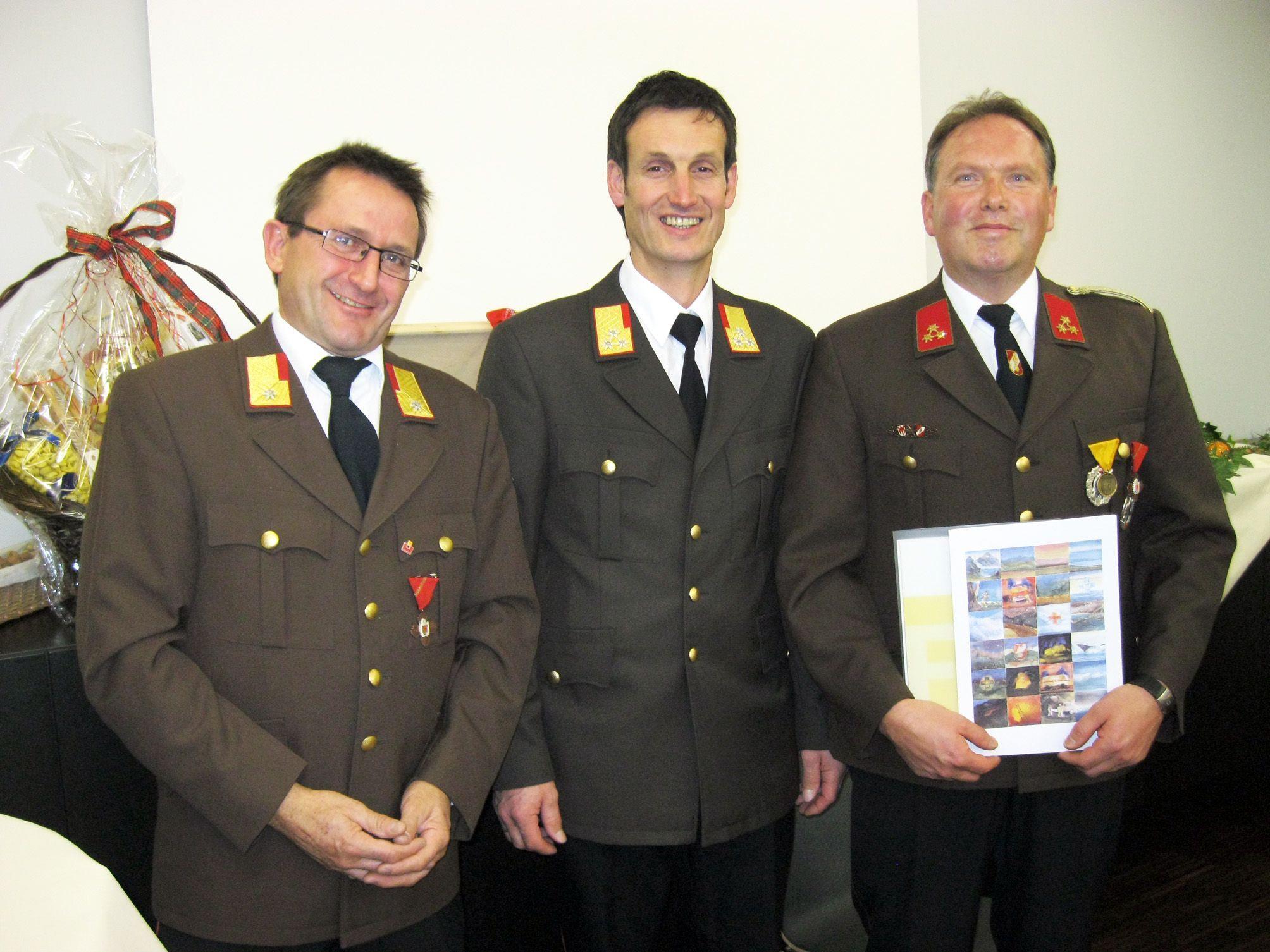 Feuerwehrkommandant Thomas Scheutz mit BFI Herbert Österle und AKdt Armin Schneider (v.r.)