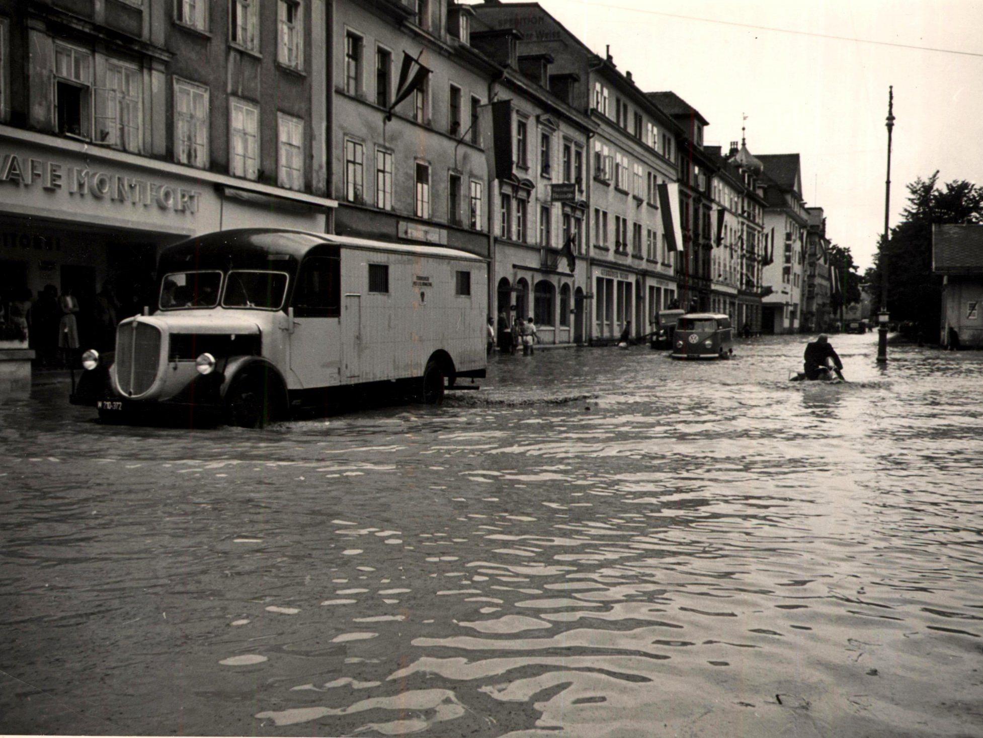 Gorbach steuerte den Fiat-Paketpostwagen in der Bregenzer Bahnhostraße (Hochwasser 1956)