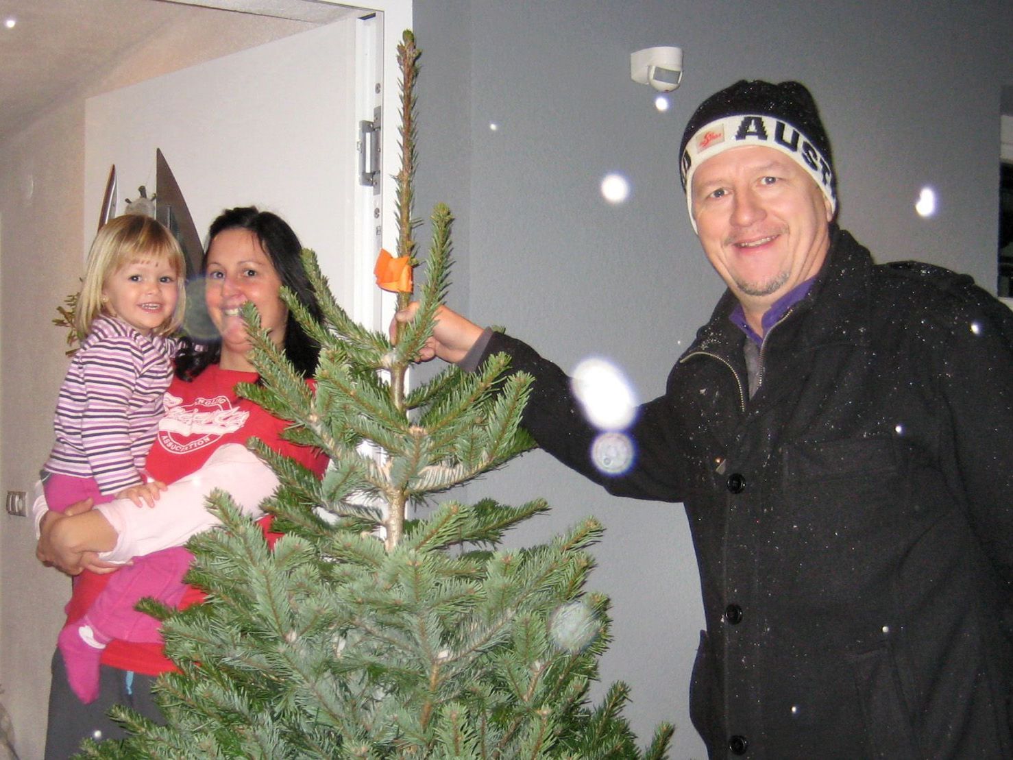 Klaus Meusburger von der Hypo Höchst bringt als Christbaumlieferant Freude ins Haus.