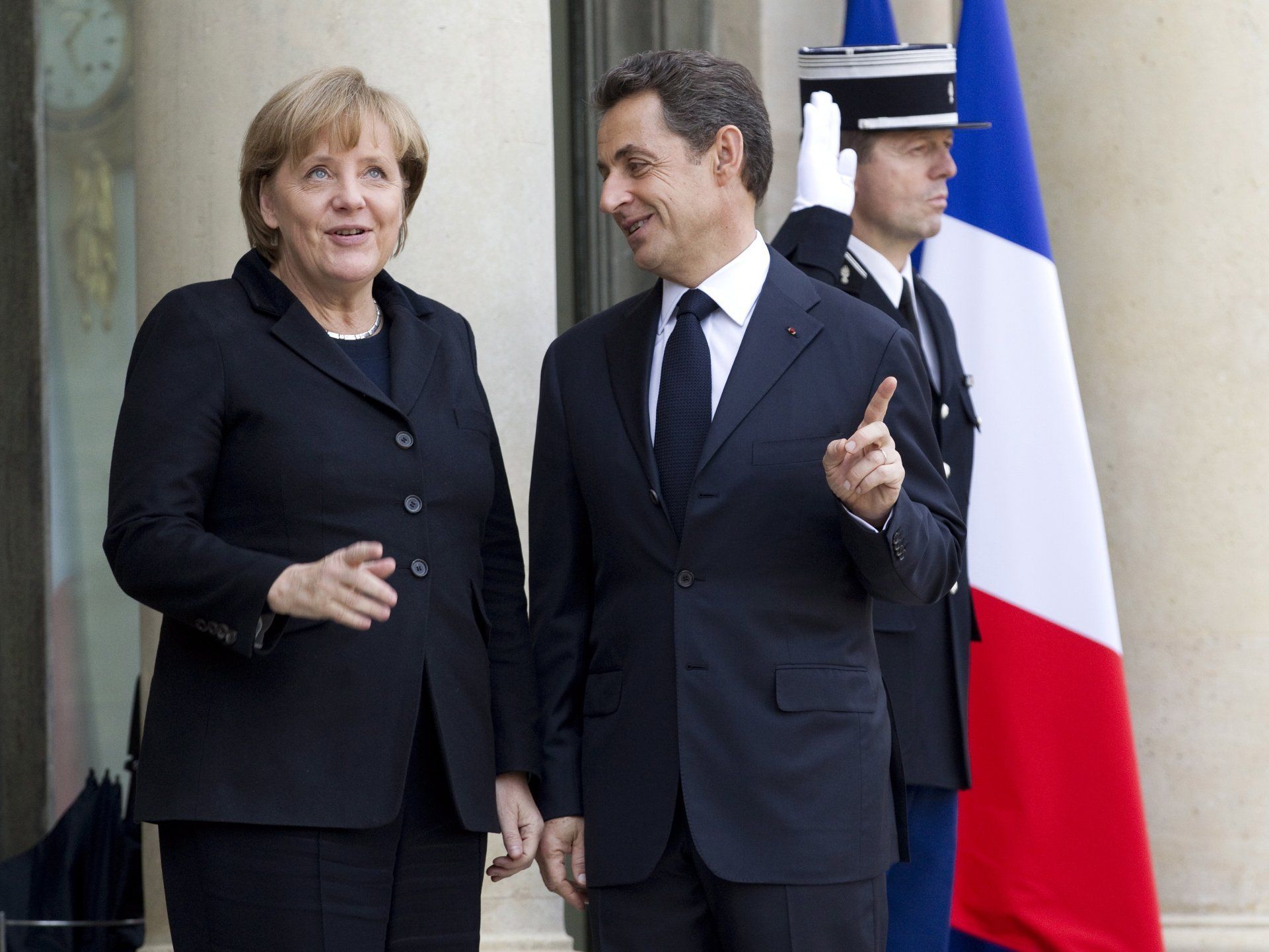 Merkel und Sarkozy zeigen, wo's lang geht. Merkel und Sarkozy zeigen, wo's lang geht.
