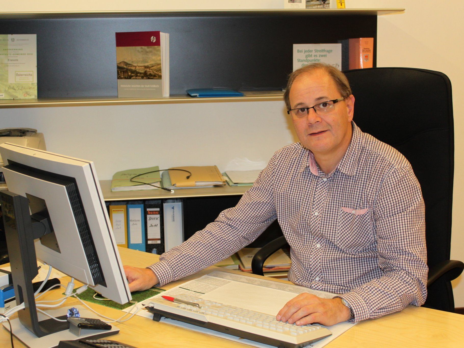 Bürgermeister Reinhard Nachbaur informiert über das anstehende Forstwegeprojekt Schwimmersboden. Bürgermeister Reinhard Nachbaur informiert über das anstehende Forstwegeprojekt Schwimmersboden.