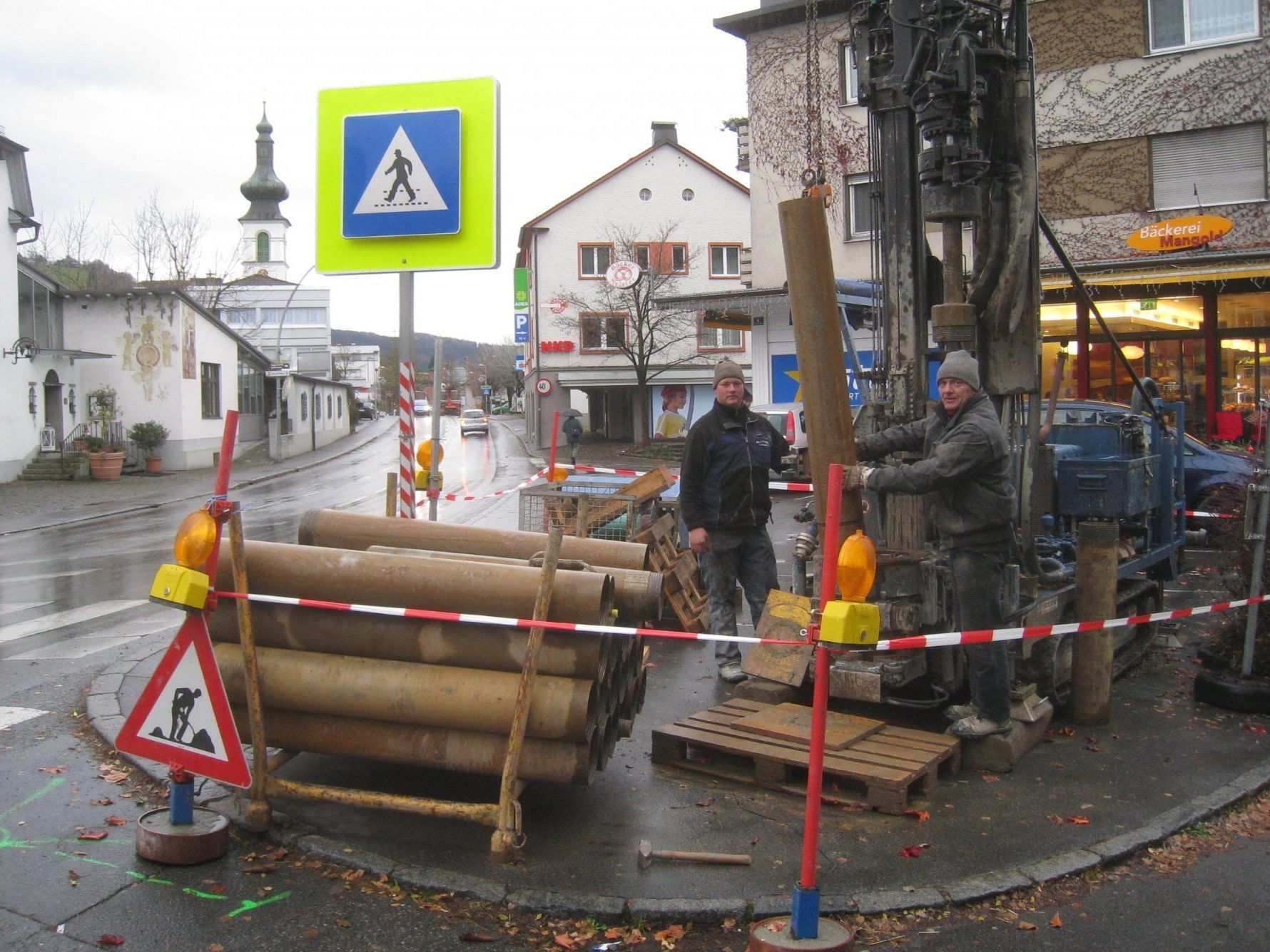 Beginn der Probebohrungen für den geplanten Brückenneubau im Ortszentrum. Beginn der Probebohrungen für den geplanten Brückenneubau im Ortszentrum.