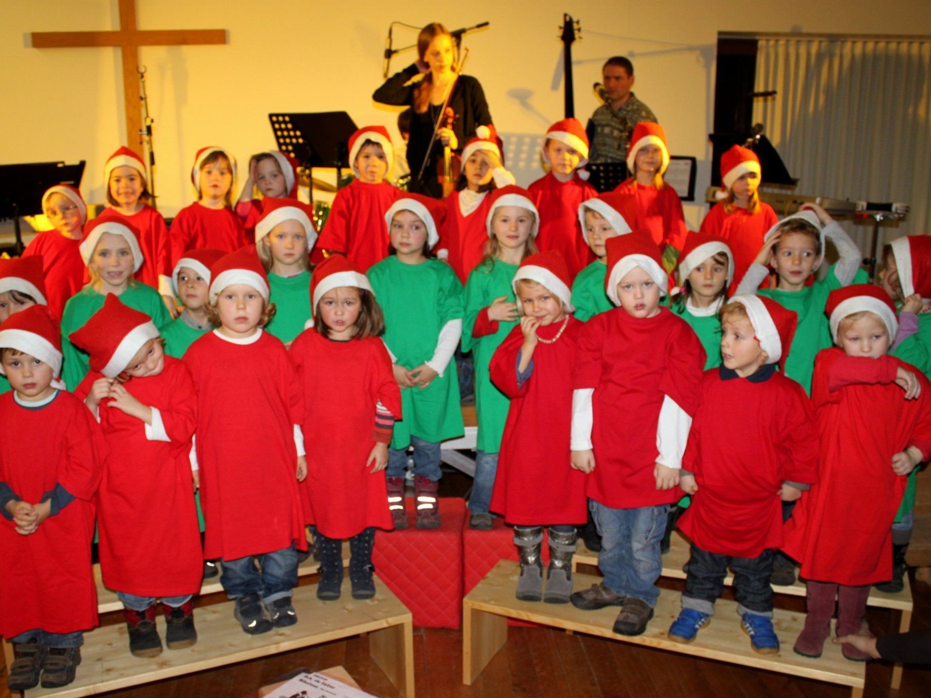 Blitzlichtgewitter und Applaus beim Auftritt der Weihnachtskinder der „Musikalischen Früherziehung“. Blitzlichtgewitter und Applaus beim Auftritt der Weihnachtskinder der „Musikalischen Früherziehung“.