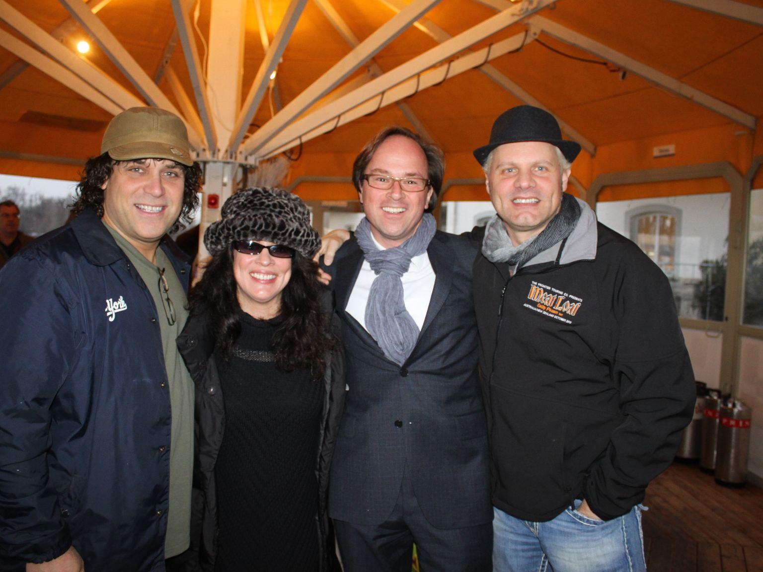 Die Band um Meat Loaf bei Waffeln und Glühwein im Gastgarten beim Seehotel Am Kaiserstrand Die Band um Meat Loaf bei Waffeln und Glühwein im Gastgarten beim Seehotel Am Kaiserstrand
