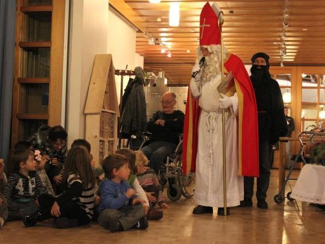 Der heilige Nikolaus (Armin Bell) besuchte Kindergartenkinder & Bewohner im HDG