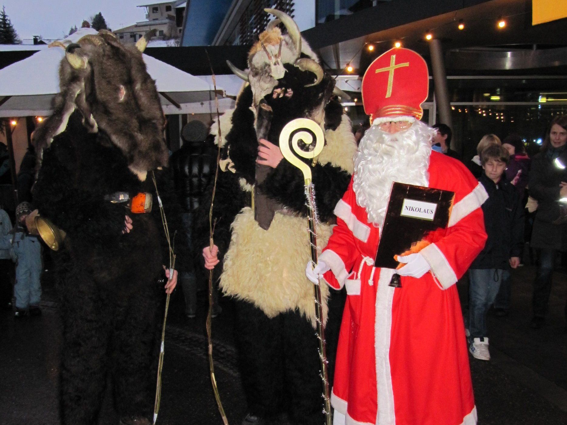 Nikolaus und Krampus besuchten das Sozailzentrum. Nikolaus und Krampus besuchten das Sozailzentrum.