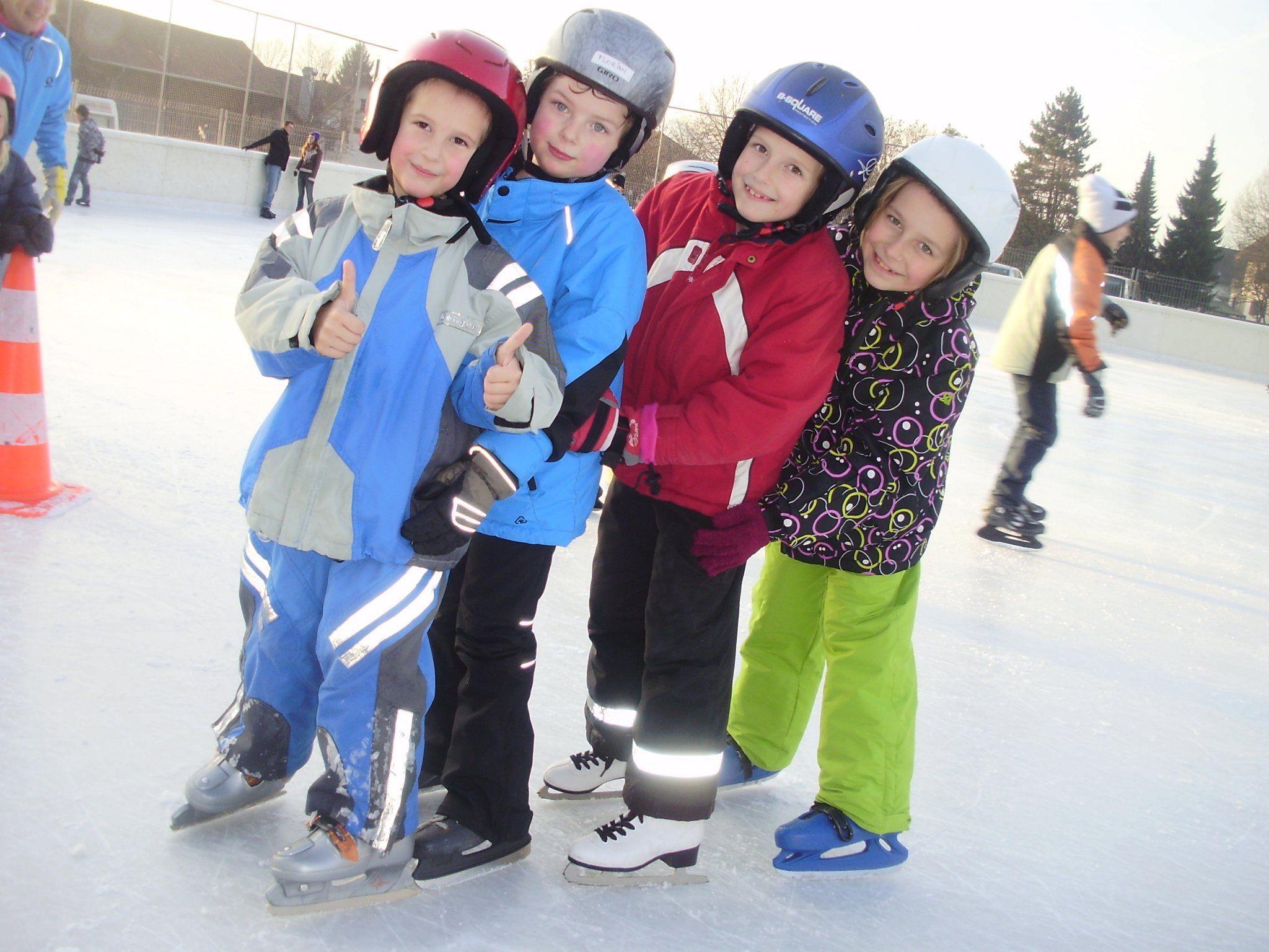 Viel Spaß auf dem Eis haben auch Marvin, Florian, Amanda und Senta.