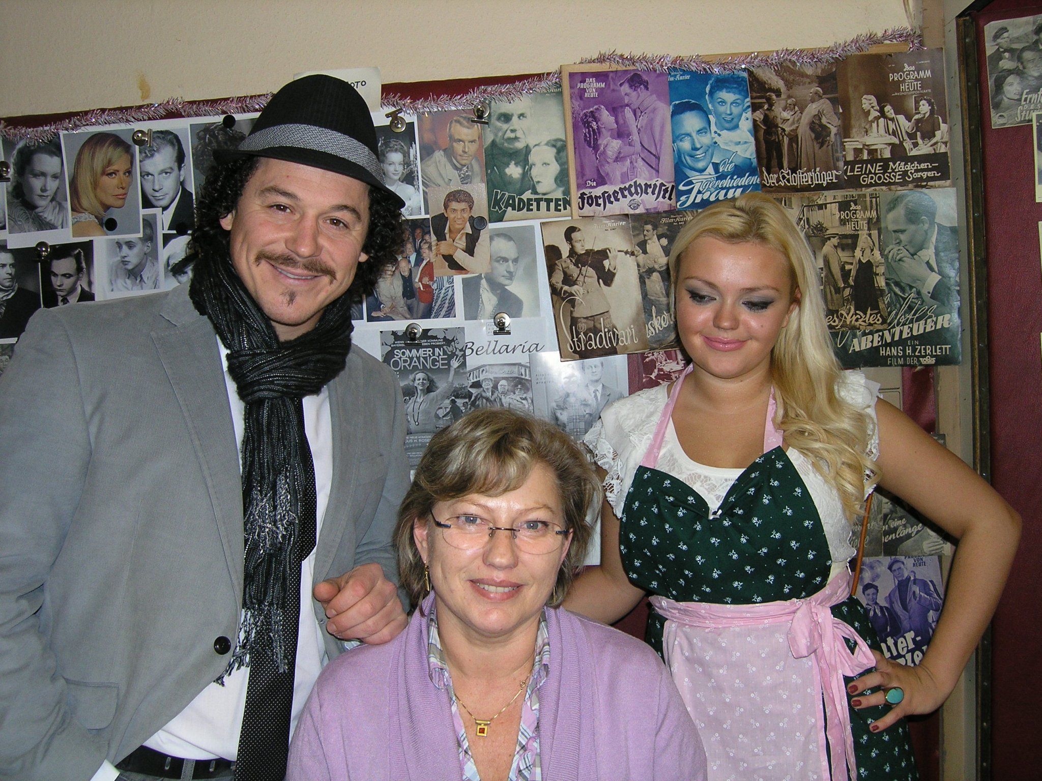 Rainer Schönfelder feat. soxine an der Kinokasse mit der guten Seele vom Bellaria Frau Herta. Rainer Schönfelder feat. soxine an der Kinokasse mit der guten Seele vom Bellaria Frau Herta.