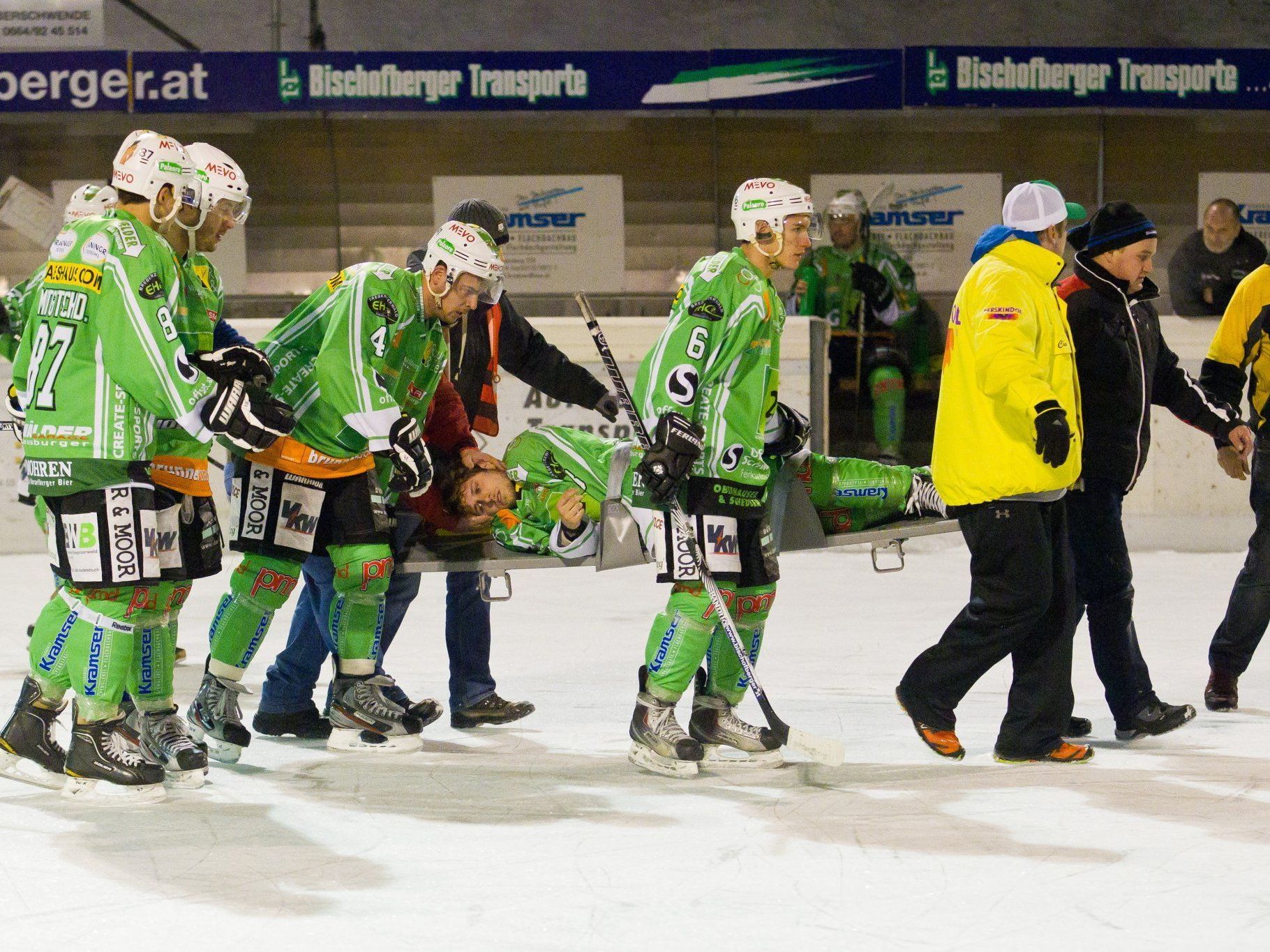 Schockierende Bilder in der Freiluft-Arena Alberschwende: Nach einem Check blieb Bregenzerwald-Stürmer David Hauser liegen und musste anschließend ins Spital gebracht werden. Schockierende Bilder in der Freiluft-Arena Alberschwende: Nach einem Check blieb Bregenzerwald-Stürmer David Hauser liegen und musste anschließend ins Spital gebracht werden.