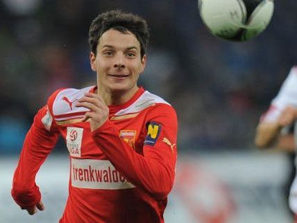 Admira ans Mikro? Philipp Hosiner zeigt sich begeistert. Admira ans Mikro? Philipp Hosiner zeigt sich begeistert.