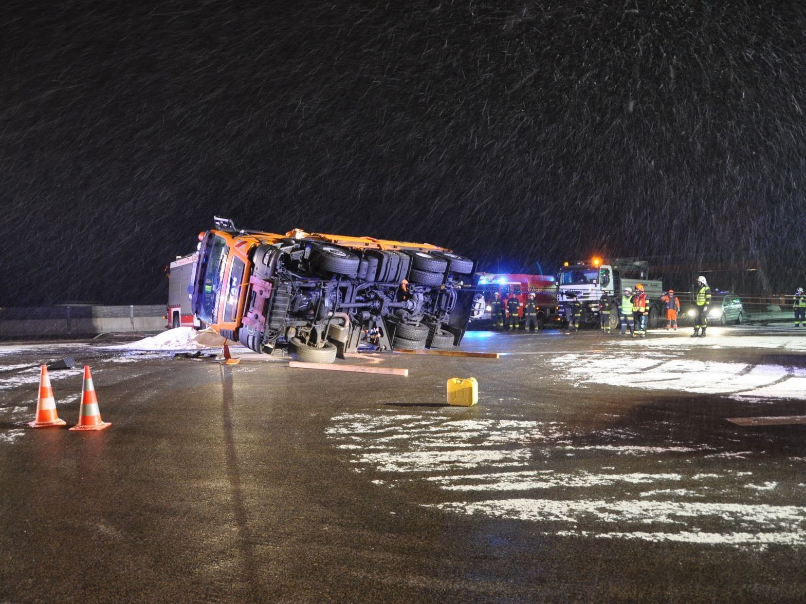 Ausgerechnet ein Streufahrzeug fiel bei Guntramsdorf um. Ausgerechnet ein Streufahrzeug fiel bei Guntramsdorf um.