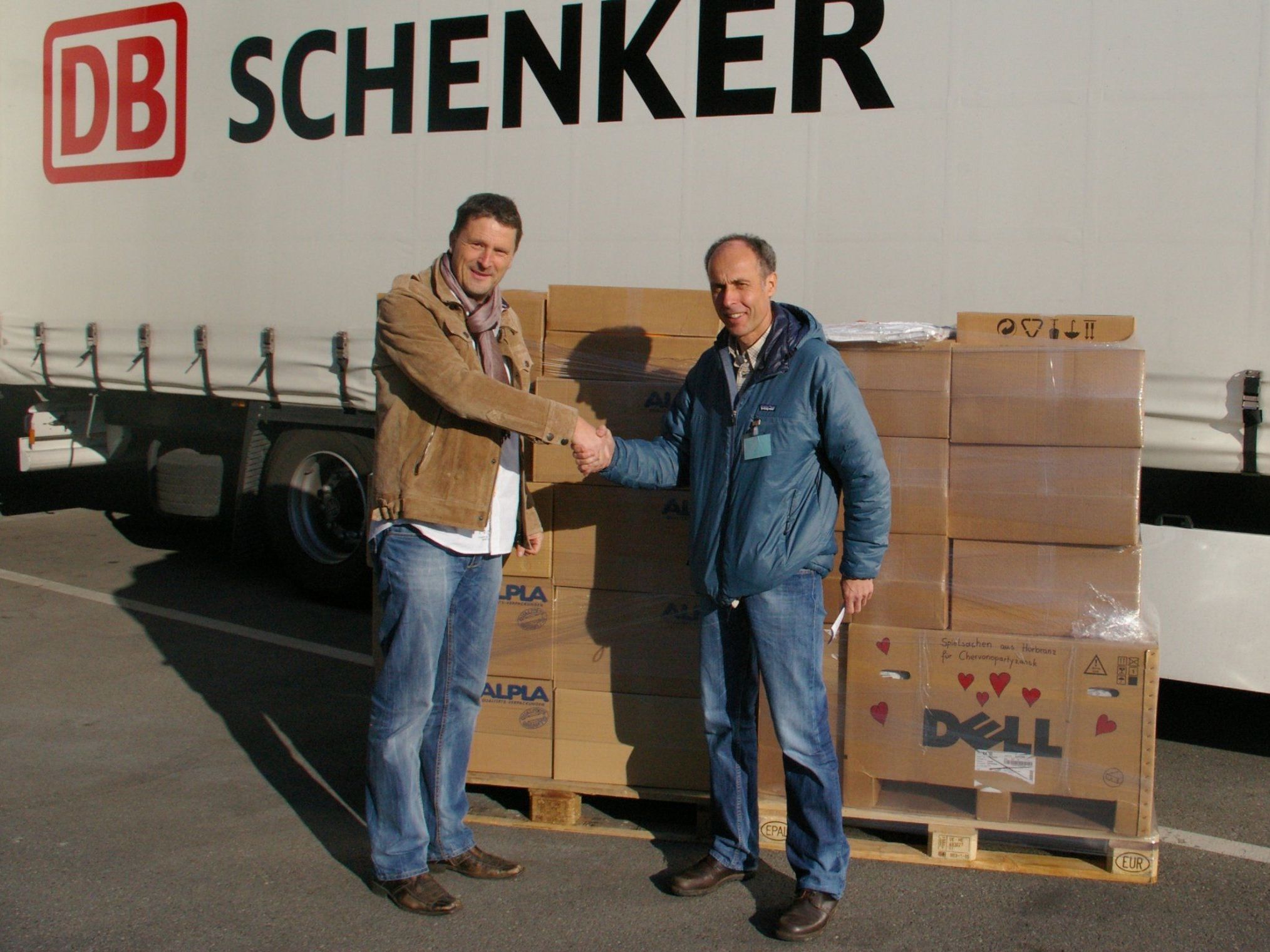 Andreas Bart (rechts) bedankt sich bei Peter Meusburger von der Spedition Schenker für die Unterstützung. Andreas Bart (rechts) bedankt sich bei Peter Meusburger von der Spedition Schenker für die Unterstützung.