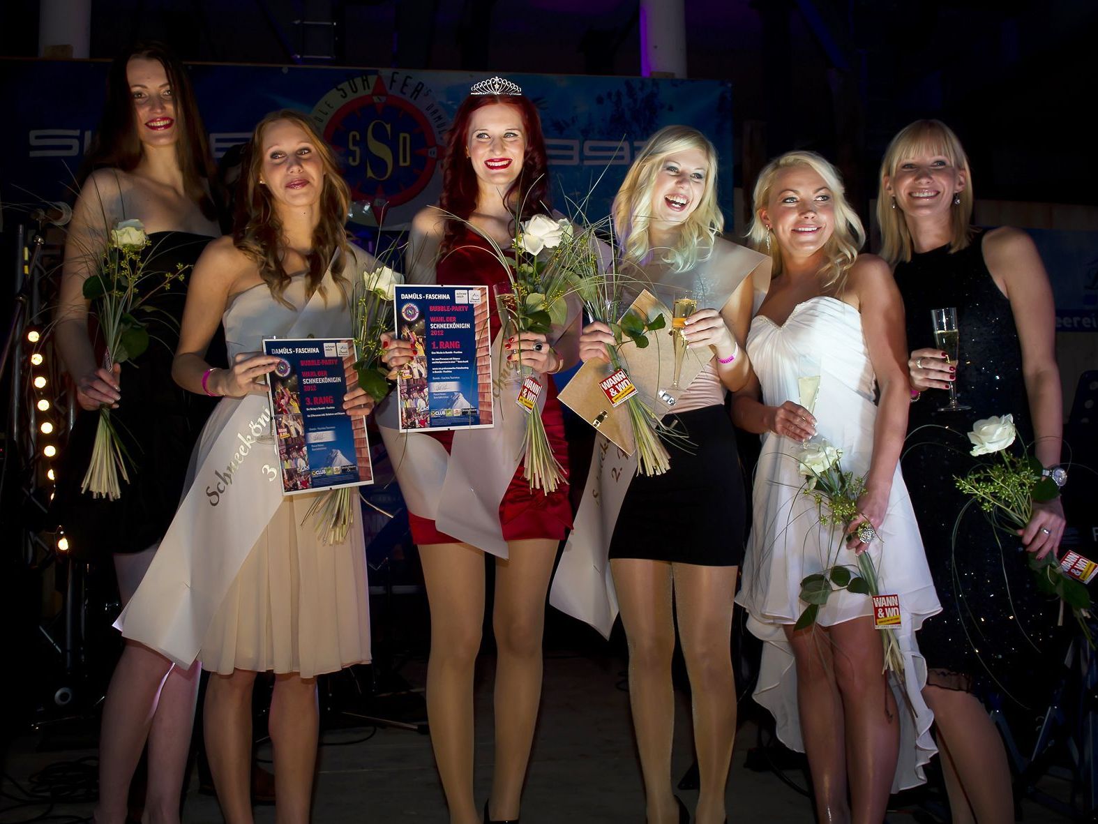 (v.li.n.re): Olga Amann, Denise Polzhofer, Jaqueline Pircher, Sabrina Lins, Anne Wolligant und Carina Polzhofer sorgten für eine schwungvolle Schneeköniginwahl zum Damülser Winteropening. (v.li.n.re): Olga Amann, Denise Polzhofer, Jaqueline Pircher, Sabrina Lins, Anne Wolligant und Carina Polzhofer sorgten für eine schwungvolle Schneeköniginwahl zum Damülser Winteropening.