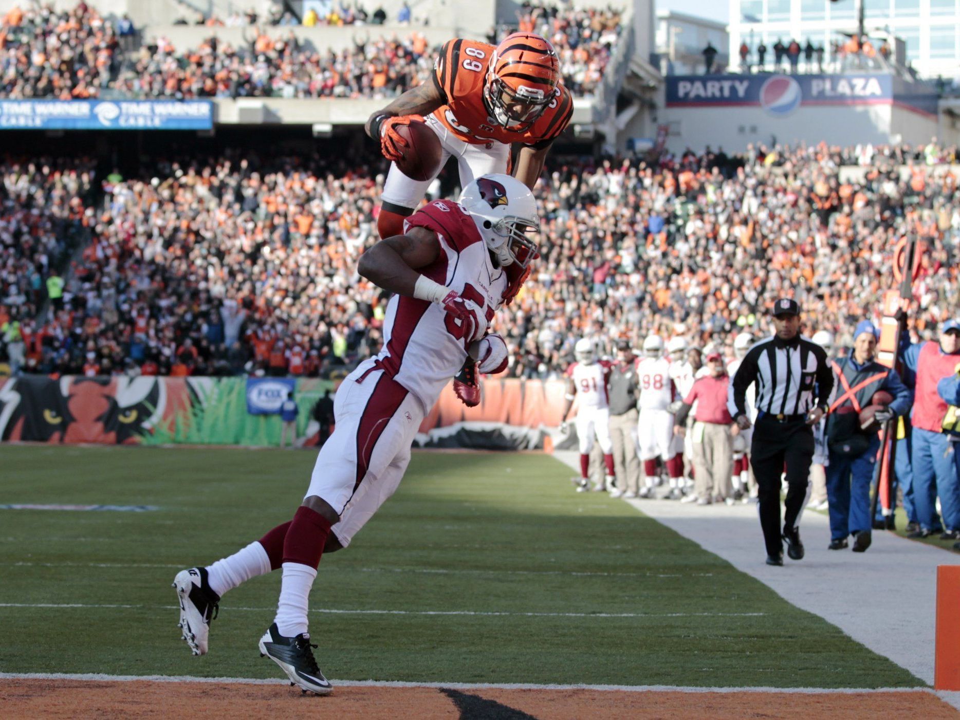 Jerome Simpson von den Cincinnati Bengals überspringt Daryl Washington von den Arizona Cardinals. Jerome Simpson von den Cincinnati Bengals überspringt Daryl Washington von den Arizona Cardinals.