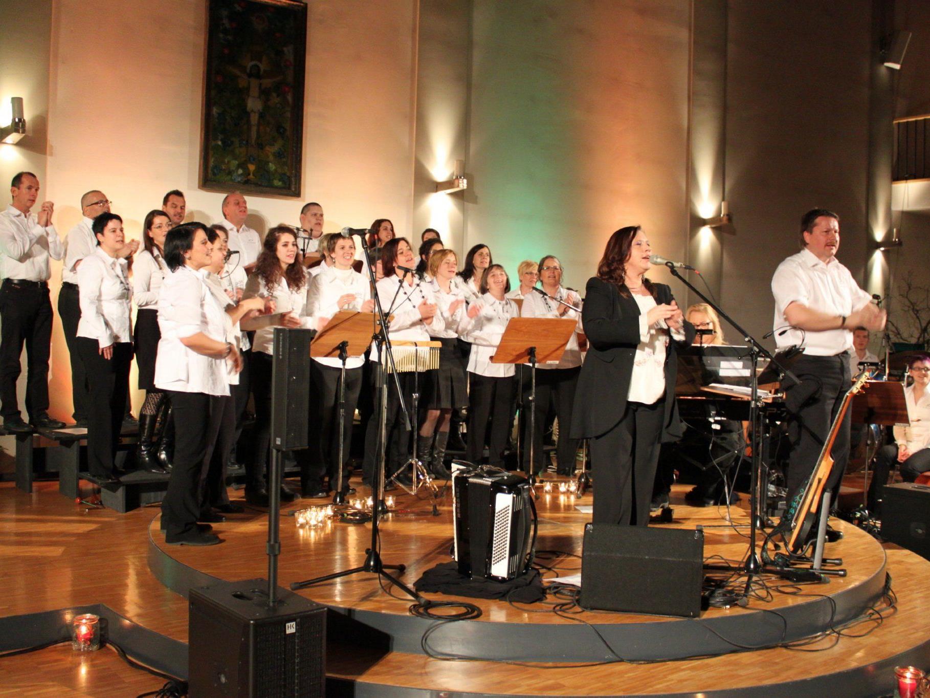 Erfolgreiches Weihnachtskonzert: Weltstar Kathy Kelly mit Chor Joy in der Pfarrkirche Altach