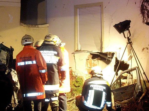 In Obritz krachte ein Pkw in ein Haus- der Unfall forderte ein Todesopfer In Obritz krachte ein Pkw in ein Haus- der Unfall forderte ein Todesopfer
