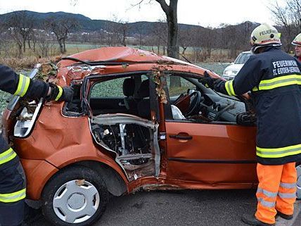 Eine schwangere Frau krachte mit ihrem Pkw bei Gerasdorf in einen Baum Eine schwangere Frau krachte mit ihrem Pkw bei Gerasdorf in einen Baum