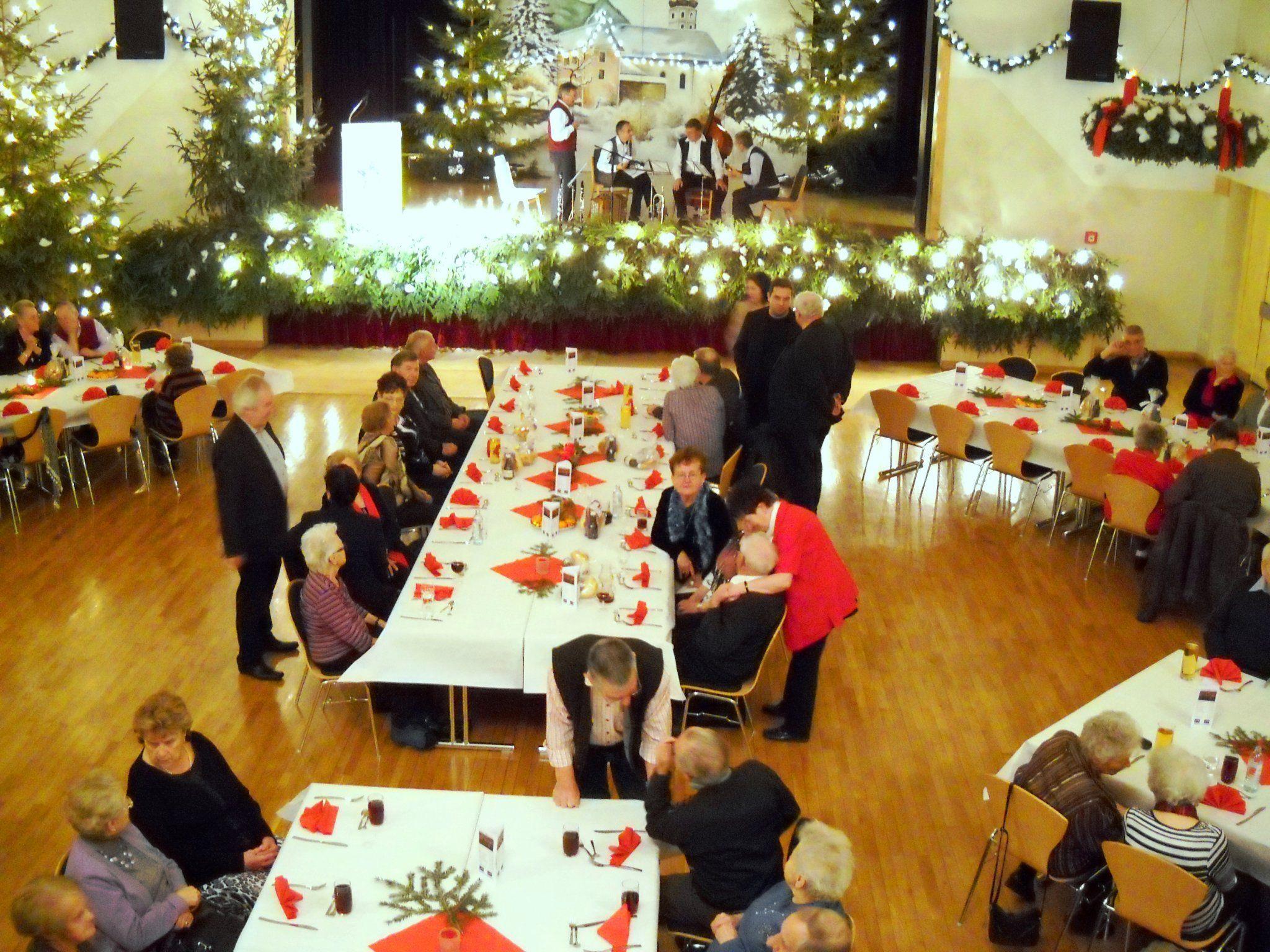 Blick in den sich Stadtsaal, 10 Minuten vor Beginn der Weihnachtsfeier des PVÖ-Bludenz