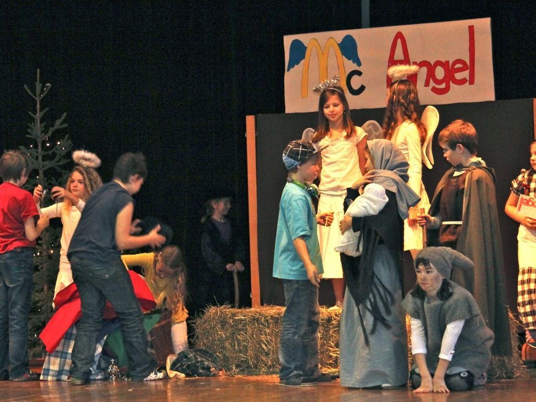 Begeisterten bei der Premiere Ihres Theaterstückes - die kleinen SchauspielerInnen der VS-Vandans. Begeisterten bei der Premiere Ihres Theaterstückes - die kleinen SchauspielerInnen der VS-Vandans.