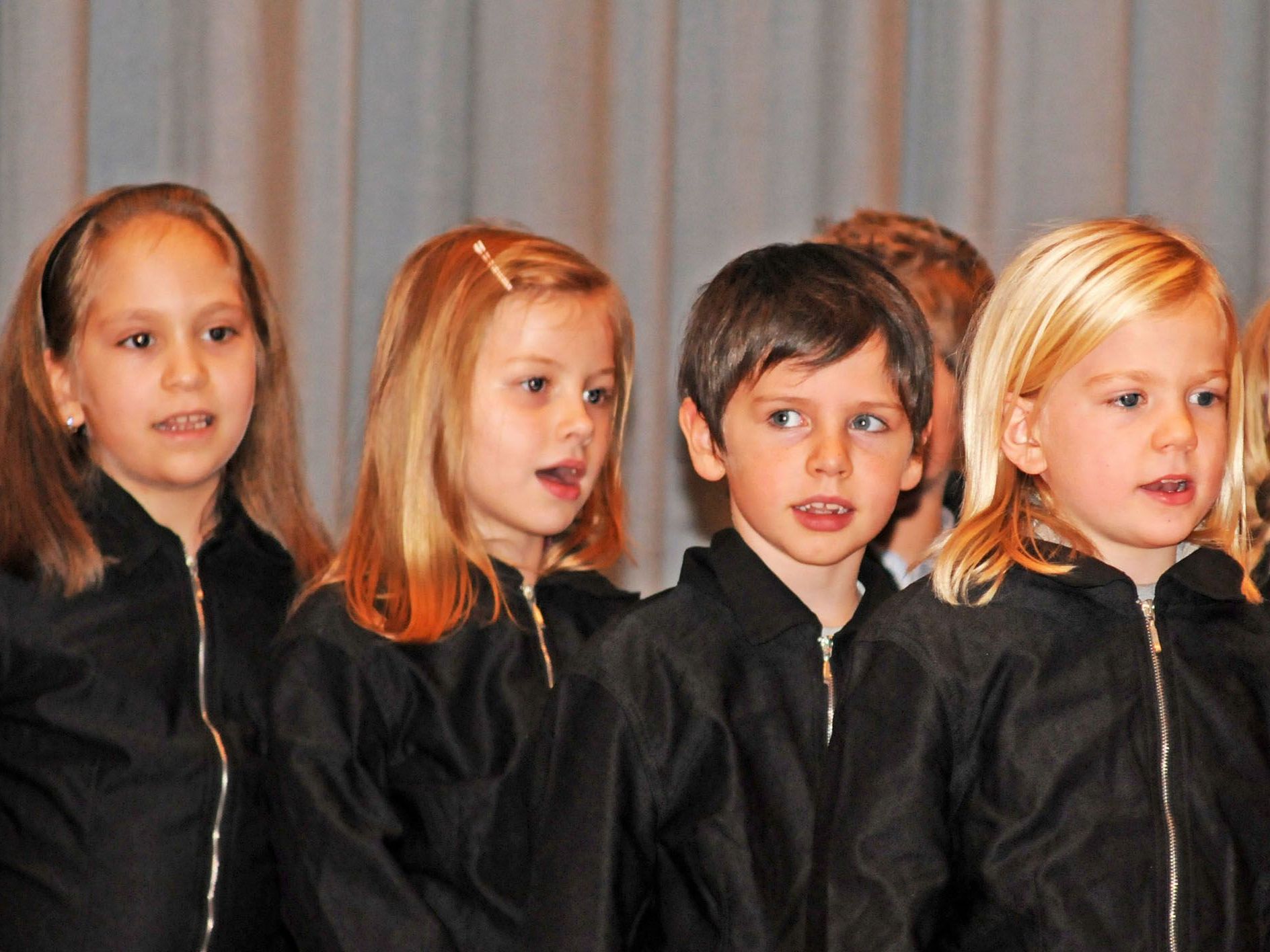 Die Fußacher Volksschüler bei ihrem Auftritt in der Rheinblickhalle in Gaißau Die Fußacher Volksschüler bei ihrem Auftritt in der Rheinblickhalle in Gaißau