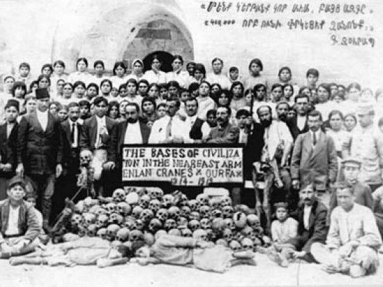 Armenische Flüchtlinge hinter einer Pyramide armenischer Schädel. Armenische Flüchtlinge hinter einer Pyramide armenischer Schädel.