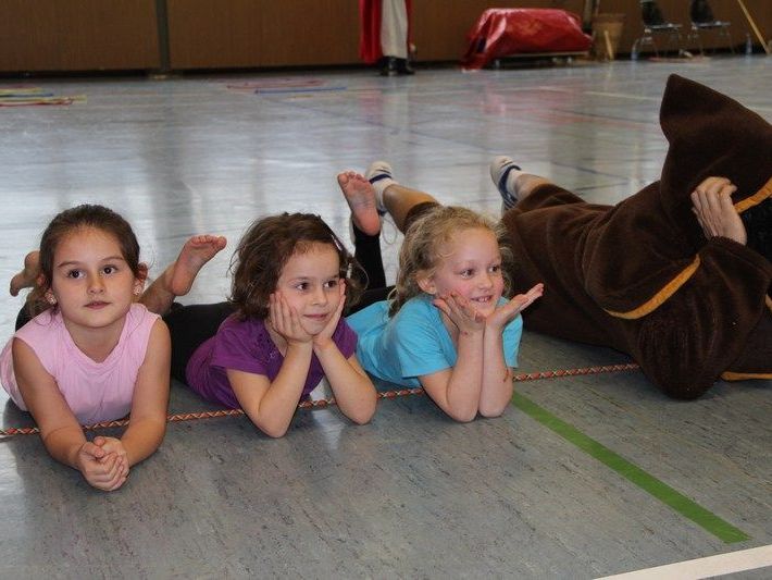Gabriela, Mia und Esma finden in Knecht Ruprecht eine tatkräftige Unterstüzung Gabriela, Mia und Esma finden in Knecht Ruprecht eine tatkräftige Unterstüzung