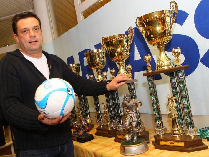 Turnierchef Alexander "Büffel" Bernhard hat die Pokale schon parat. Turnierchef Alexander "Büffel" Bernhard hat die Pokale schon parat.