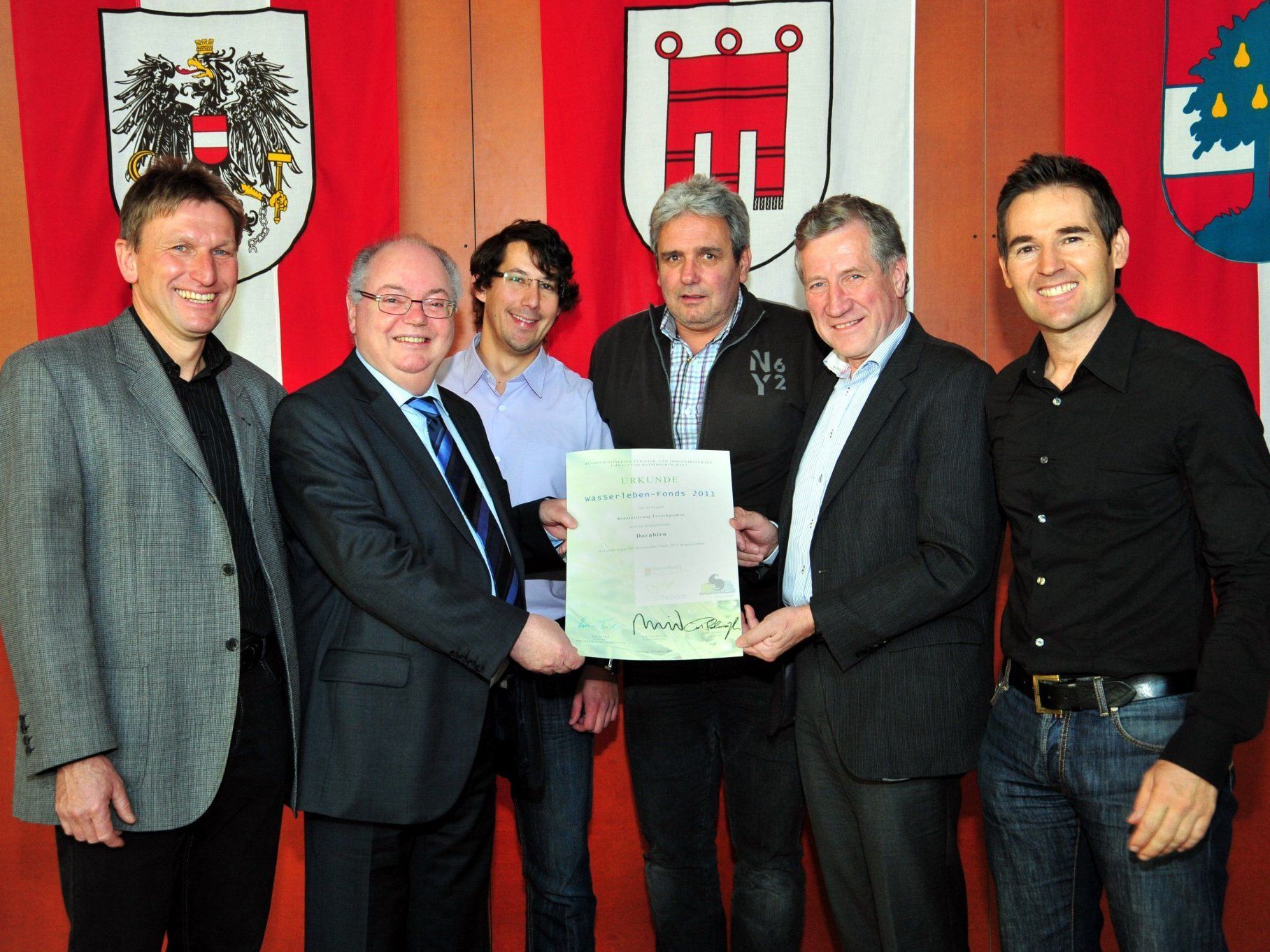 LR Schwärzler gratulierte Dornbirns Bürgermeister Rümmele und den Projektverantwortlichen zur Förderung aus dem Wasserlebenfonds. LR Schwärzler gratulierte Dornbirns Bürgermeister Rümmele und den Projektverantwortlichen zur Förderung aus dem Wasserlebenfonds.