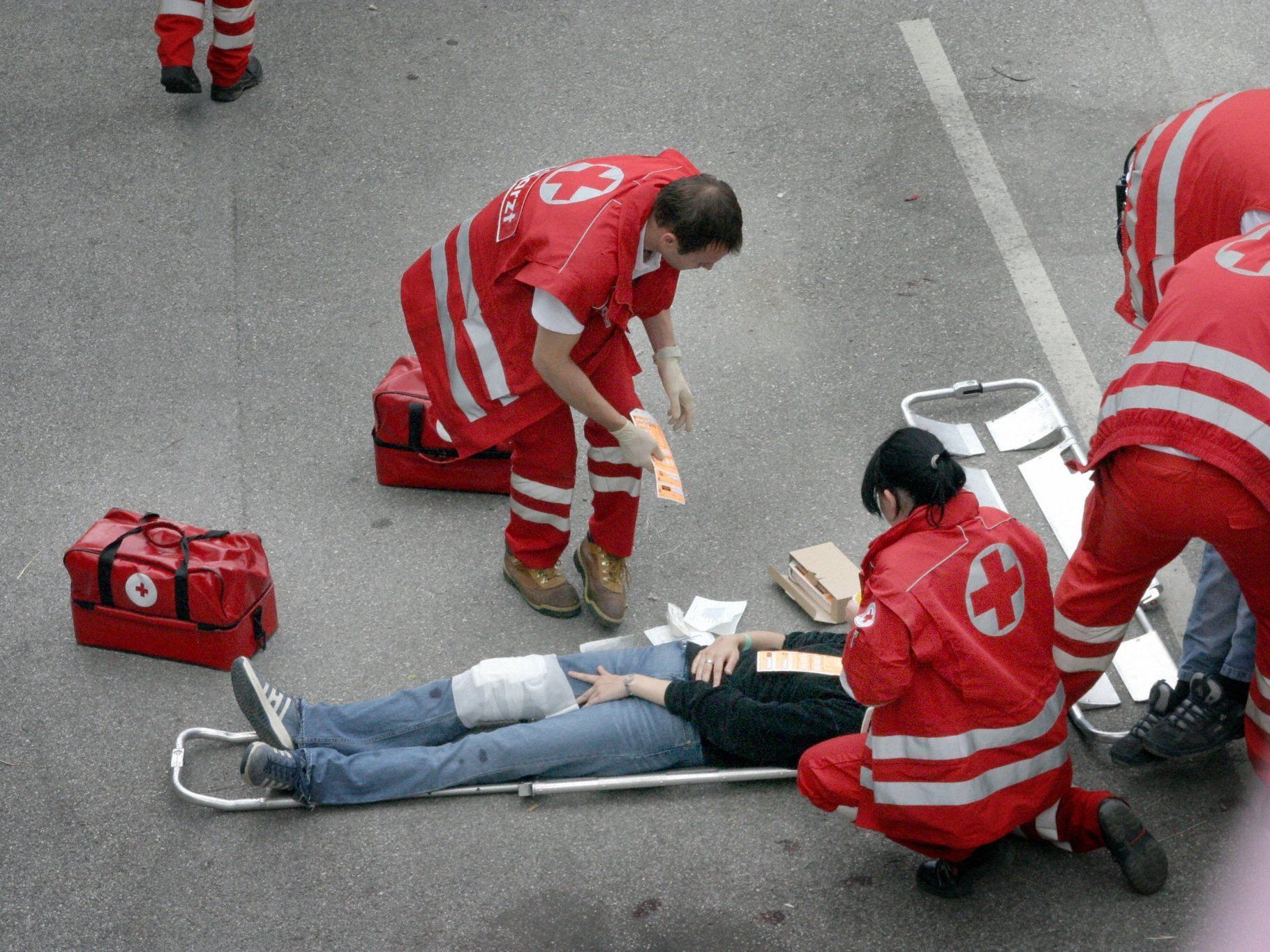 Die Polizisten retteten dem Mann das Leben, die Versorgung übernahm dann die Rettung. Die Polizisten retteten dem Mann das Leben, die Versorgung übernahm dann die Rettung.