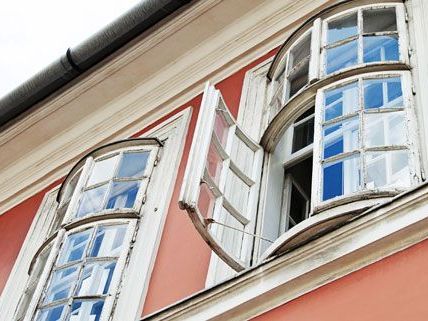 Die 17-Jährige wurde bei dem Fenstersturz schwer verletzt. Die 17-Jährige wurde bei dem Fenstersturz schwer verletzt.