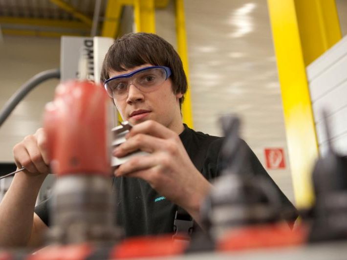 Meusburger setzt auf Fachkräfte. Die Lehrlingsausbildung wird deutlich ausgebaut. Meusburger setzt auf Fachkräfte. Die Lehrlingsausbildung wird deutlich ausgebaut.