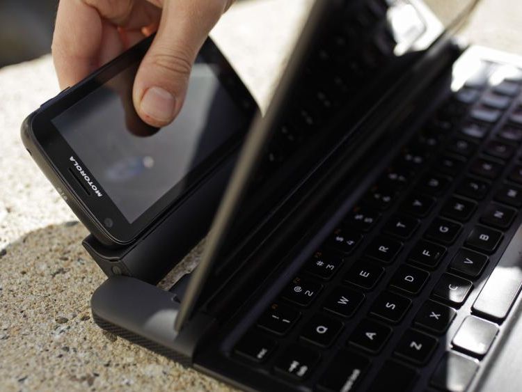 Das Atrix kann mittels eines Lapdocks in ein Netbook umgewandelt werden. Das Atrix kann mittels eines Lapdocks in ein Netbook umgewandelt werden.