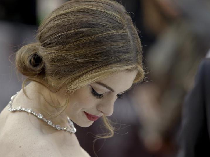 Da kann sie lachen: Anne Hathaway wandelt auf den Spuren von Heath Ledger. Da kann sie lachen: Anne Hathaway wandelt auf den Spuren von Heath Ledger.